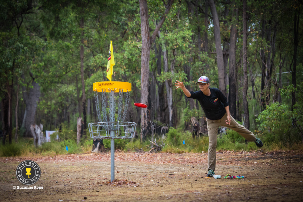 Des Reading was the first female player to qualify to the USDGC in 2003.